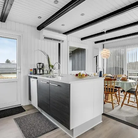 Stunning In With Kitchen בית נופש *